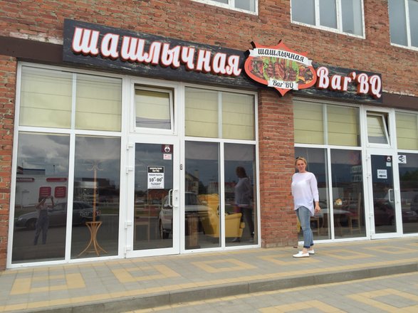 Ер адам көшеде қыздардың алдында жұлқынып жүр