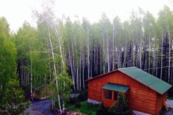 Загородный клуб отдыха Зелёный дом, с рейтингом 5 - находится по адресу Новосибирская область, пос. Мирный, Боровая улица, 2 