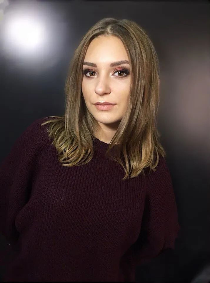 Dumaloq eshakli gozal tinmay nola qiladi va sherigining uzun jinsiy azosiga sakrab tushadi