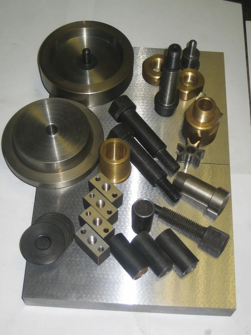 Токарь по металлу. Токарные заказы от заказчиков. Токарно фрезерные работы. Токарно-фрезерная деталь. Токарно фрезерные работы.