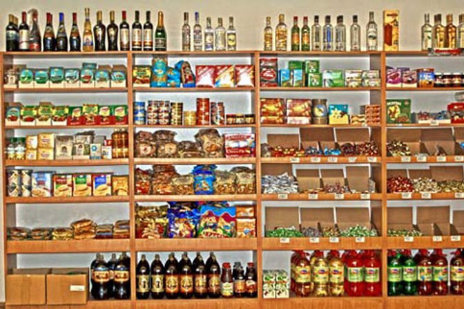 Картинки прилавков магазинов. Бакалея на витрине. Полки магазина с продуктами. Советские витрины продуктового магазина. Выкладка бакалеи.