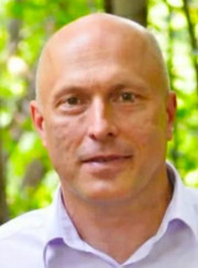 Каменщик, маляр-штукатур Валерий Николаевич Корнеев