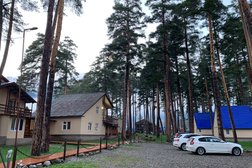 База отдыха, с рейтингом 5 - находится по адресу Карачаево-Черкесская Республика, с. Архыз, Лесная улица, 3 