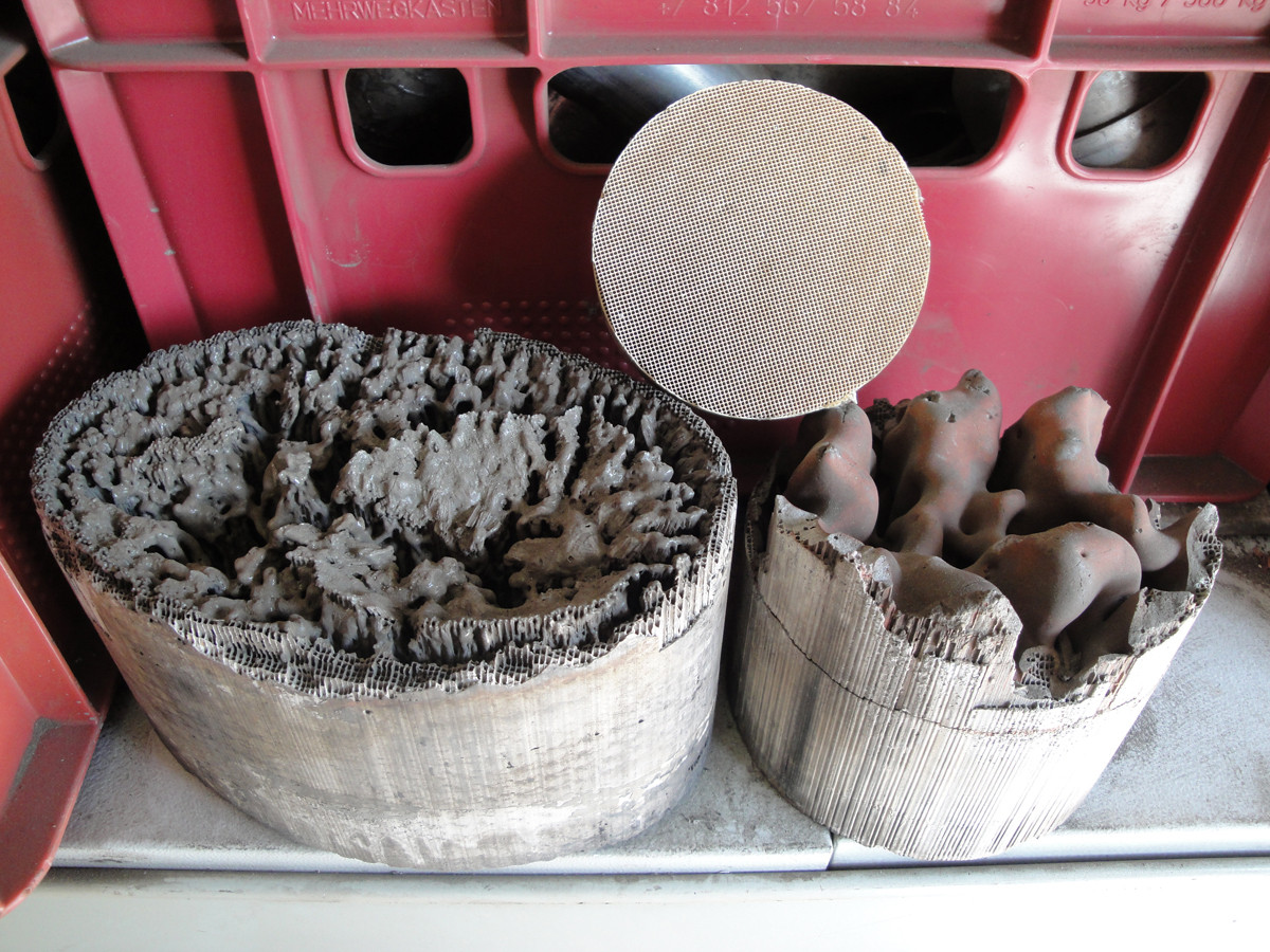 Оплавился катализатор. Выгрузка катализатора. Выгрузка и загрузка катализаторов и адсорбентов. Загрузка катализатора. Методы загрузки катализаторов в реактор.