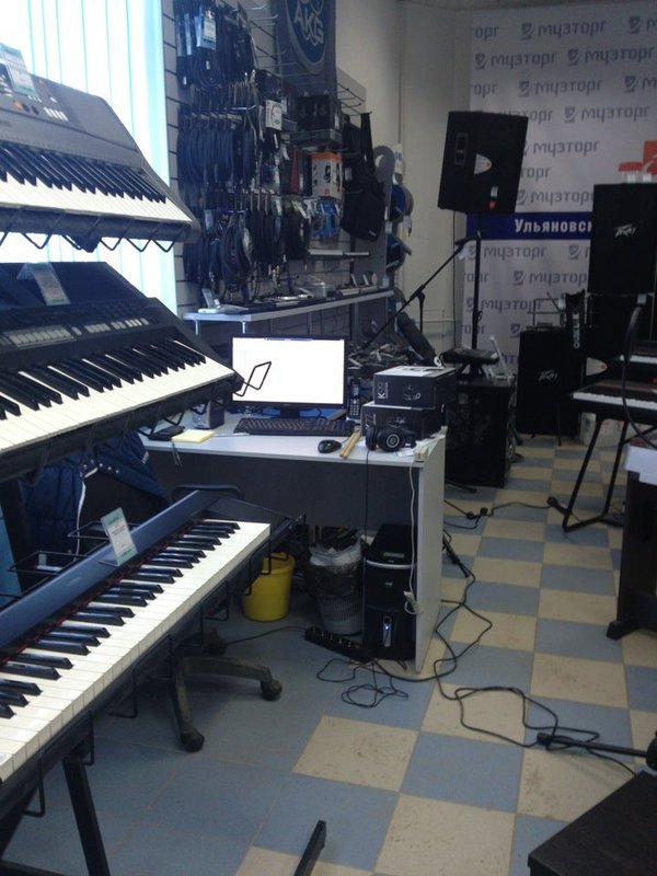 Динатон музыкальный магазин в москве. Музторг барнаул. Гитара муздеталь. Музыкальный на таганке. Музыкальный на таганке.