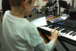 Студия обучения игре на музыкальных инструментах Музыкайф, с рейтингом 4.1 - находится по адресу Челябинск, Звенигородская улица, 25 