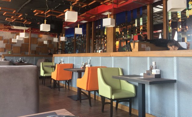 Қыздар тізелерімен сиқырды сорады