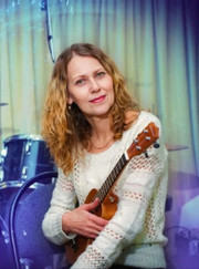 Преподаватель по игре на гитаре Наталья Александровна Голованова