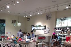 Бутик одежды и аксессуаров Stradivarius, с рейтингом 4 - находится по адресу Алматы, Розыбакиева, 263 