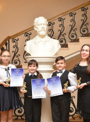 Преподаватель музыки, преподаватель по игре на гитаре Александра Сергеевна Шаньгина