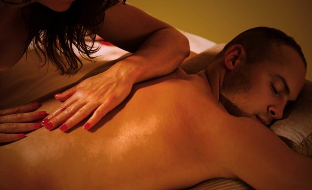 Bir qoramagiz doggy uslubida tik turgan holda barmoqlari bilan anusini onanizm qiladi.