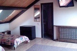 Альпийский двор, с рейтингом 4 - находится по адресу Краснодарский край, пгт Красная Поляна, улица Защитников Кавказа, 18а 