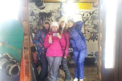 Пункт проката горнолыжного снаряжения B-zone, с рейтингом 5 - находится по адресу Карачаево-Черкесская Республика, кп. Домбай, Карачаевская улица, 97 