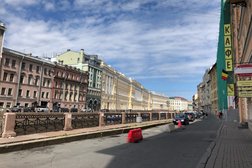 У Эрмитажа, с рейтингом 4.7 - находится по адресу Санкт-Петербург, набережная реки Мойки, 42 