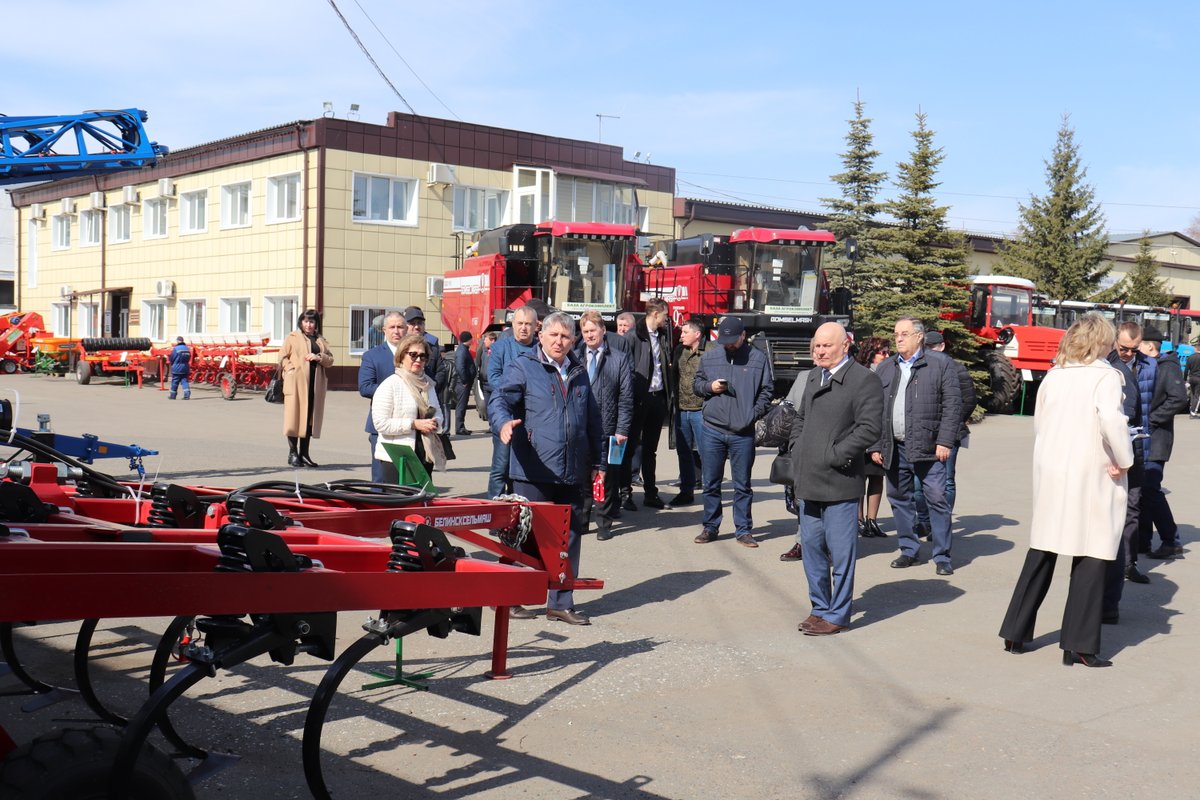 Агрокомплект киров. Магазин аграрник в омске на семиреченской. Семиреченская улица. Агрокомплект омск семиреченская. Агрокомплект фото.