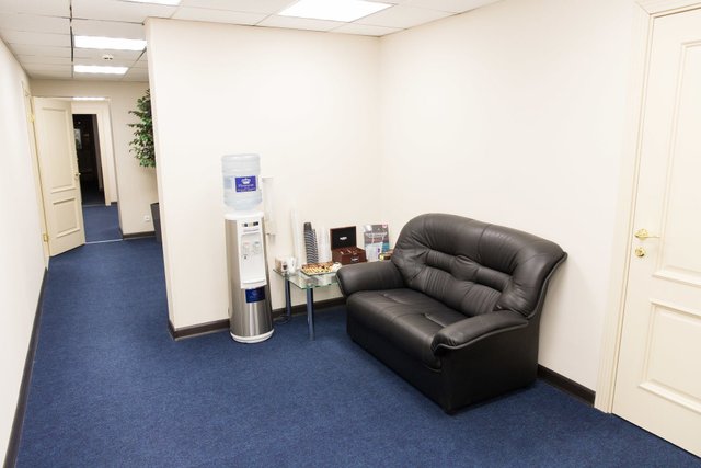 Стройная любительница соблазняет трахнуть ее на диване