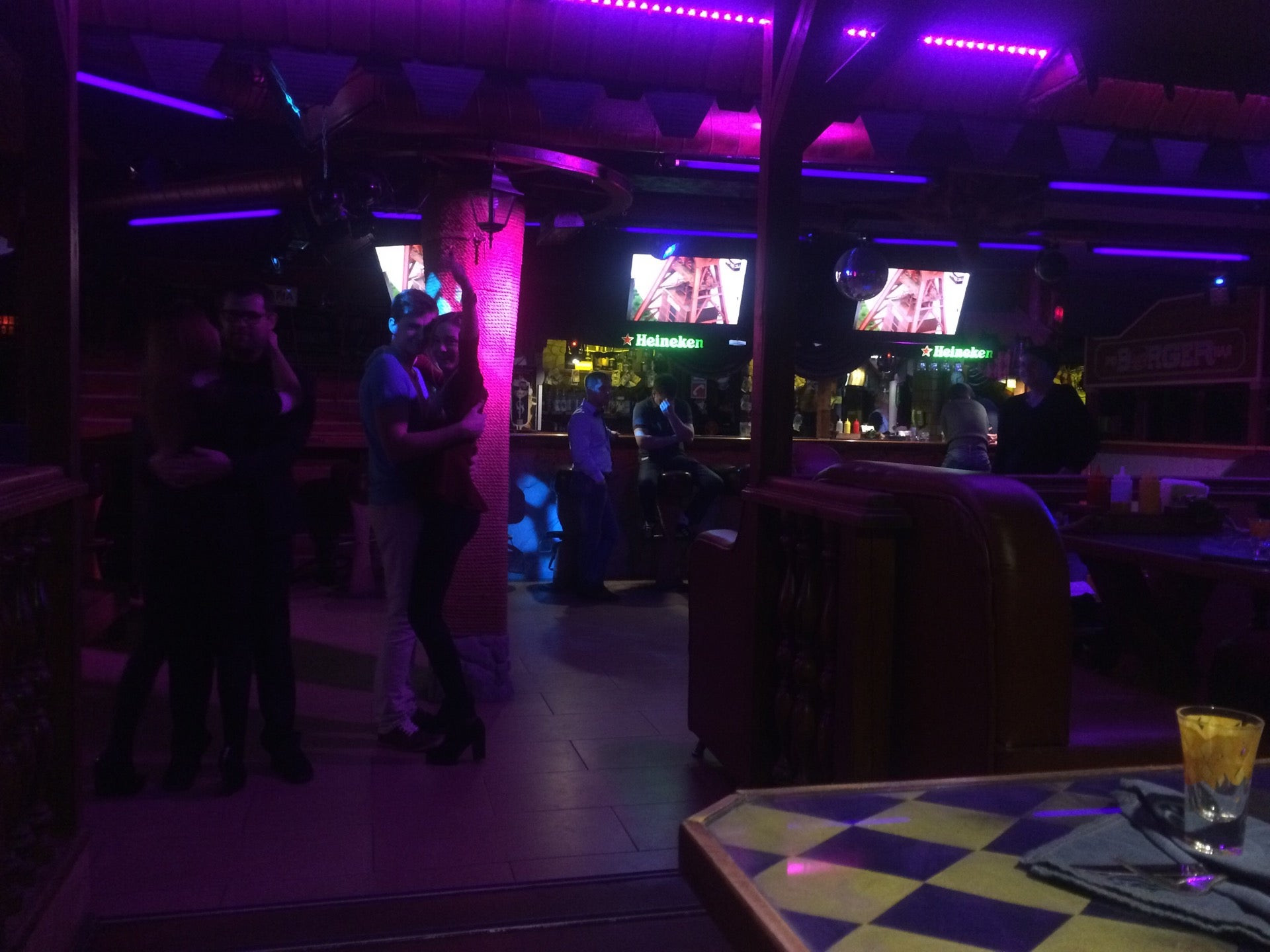 Rus yigiti oz qiz dostiga minus qilishni orgatadi.