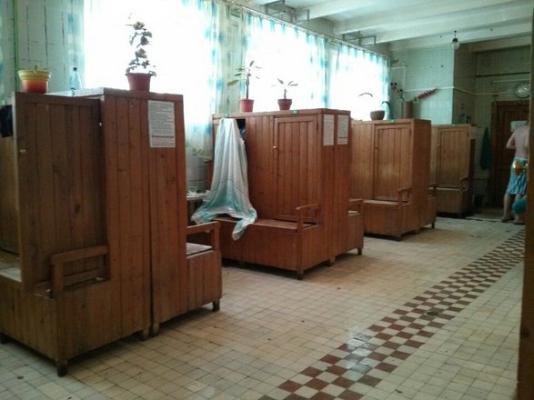 мама с детьми в бане 
