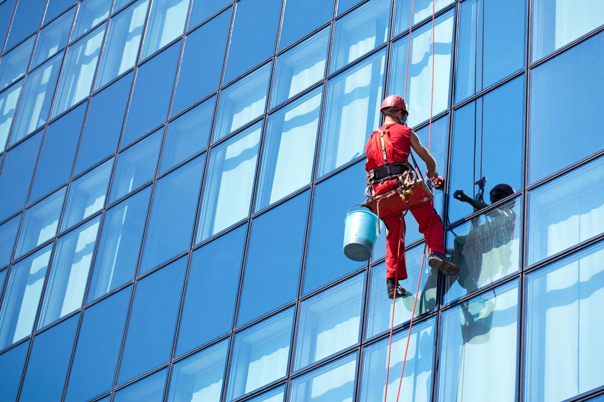 تنظيف واجهات المباني الزجاجية بالعلمين